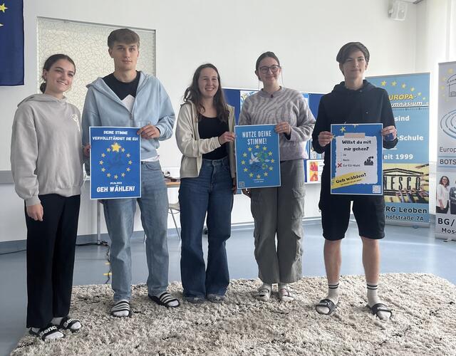 Großer Plakatwettbewerb: Im Vorfeld des Besuchs hatten die Schülerinnen und Schüler der siebten Klassen Plakate gestaltet, die andere Jugendliche dazu animieren sollen, von ihrem Stimmrecht Gebrauch zu machen. | Foto: Graßegger