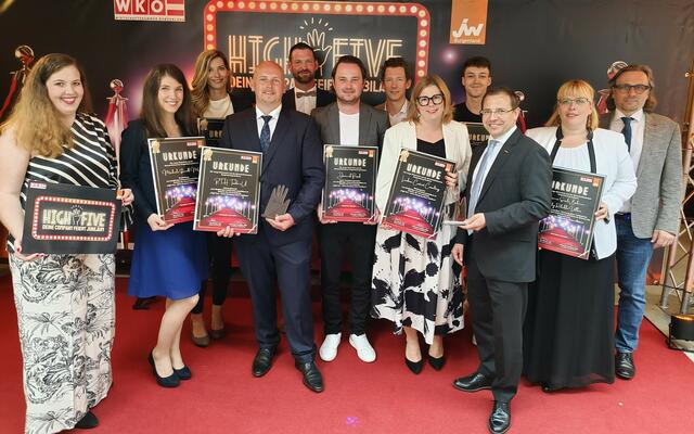 Roter Teppich, Blitzlichtgewitter, stimmungsvolles Ambiente, Trophäen und Urkunden erwarteten die Jungunternehmerinnen und Jungunternehmer an diesem Abend 