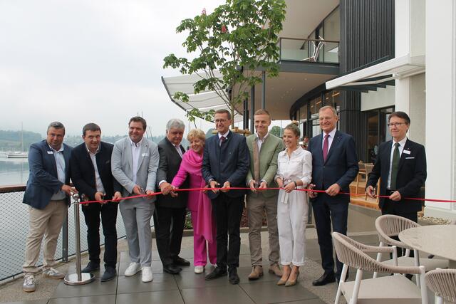 Bauherrenvertreter Peter Buchbauer, Anton jun., Markus, Anton sen. und Elisabeth Hargassner, Landesrat Markus Achleitner, Daniel und Juliana Döllerer, Landeshauptmann Thomas Stelzer und Bürgermeister Josef Wendtner (v.l.) bei der Eröffnung.