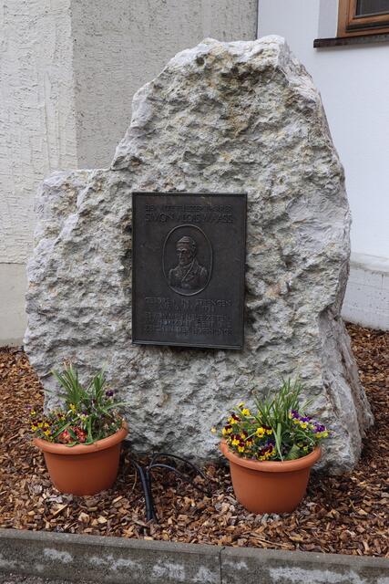 Vor der Pfarrkirche erinnert diese Gedenktafel an den großen Sohn der Gemeinde. | Foto: Seelos