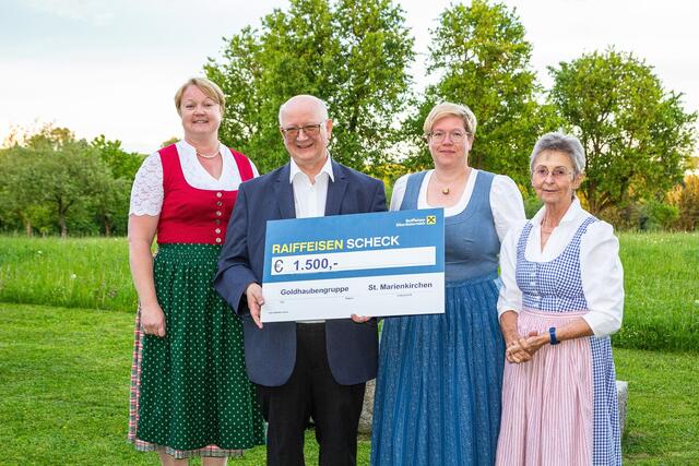 v.l.n.r.: Goldhaubenobfrau Birgit Lindinger, Pfarrer Mag. Josef Etzlstorfer sowie Nicole Baumgartner und Sieglinde Eisenhuber