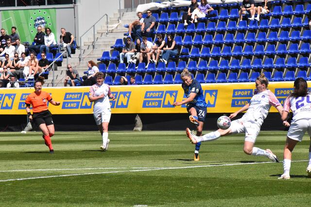Mateja Zver zieht zur 1:0-Führung für St. Pölten ab. | Foto: Michael Strini