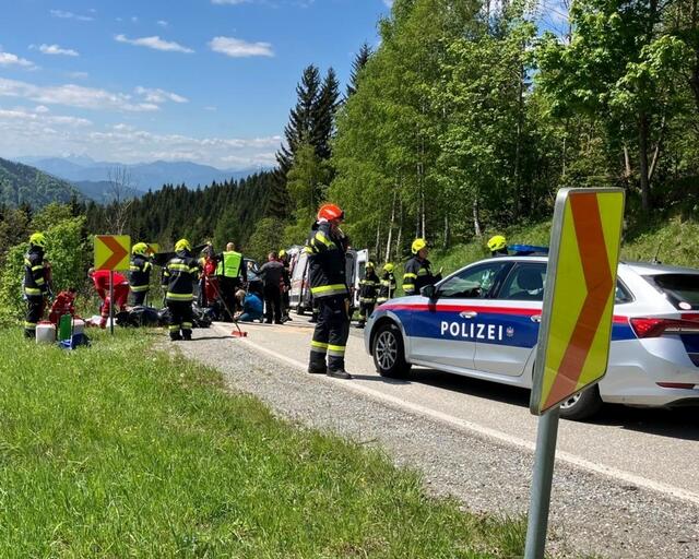 Die Einsatzkräfte beim Unfall in Stanz. | Foto: BFVMZ/Brunnhofer
