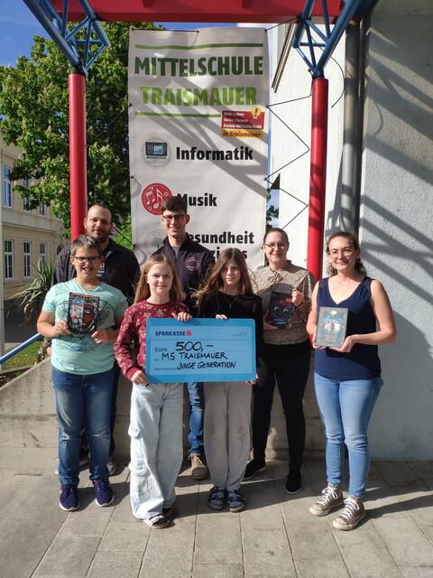 Daniel Treudl, Bernhard Bauer, Denise Buschl, Jugendgemeinderat David Brandl, Emily Sinnhuber, Lehrerin Birgit Hilger, Gemeinderätin Carmen Zuzzi | Foto: Junge Generation Traismauer