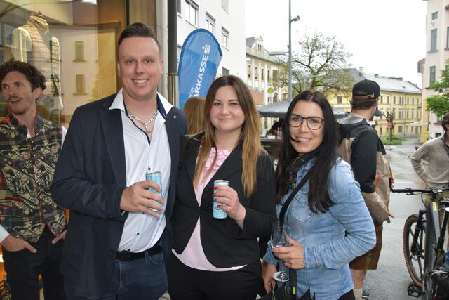 Manuel Klement von ContraPest (links) mit Sabine Huber, Geschäftsstellenleiterin der RegionalMedien Villach | Foto: MeinBezirk.at