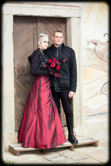 Außergewöhnlich: Jasmin und Alex Hirtl bei ihrer Hochzeit | Foto: Hirtl
