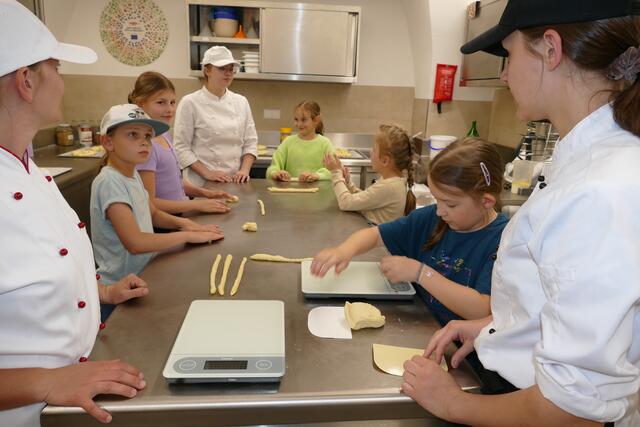 Die Kinder flechten süße Herzen | Foto: Putz