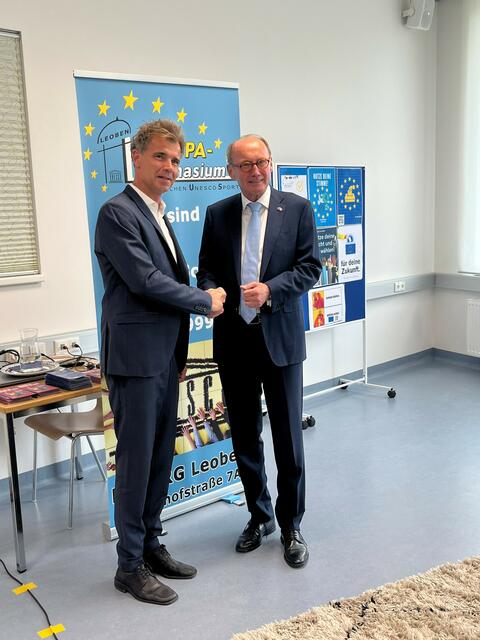 Schuldirektor Markus Steiner (li.) freute sich, mit Othmar Karas einen leidenschaftlichen Europäer am Europagymnasium Leoben begrüßen zu dürfen. | Foto: Graßegger