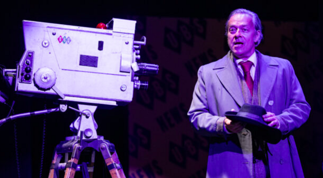 Alexander Rossi als biederer und quotenschwacher TV-Moderator, dem durch Ankündigung seines Selbstmordes vor laufender Kamera der Schwenk zum Quotenhelden gelingt. | Foto: Bettina Frenzel