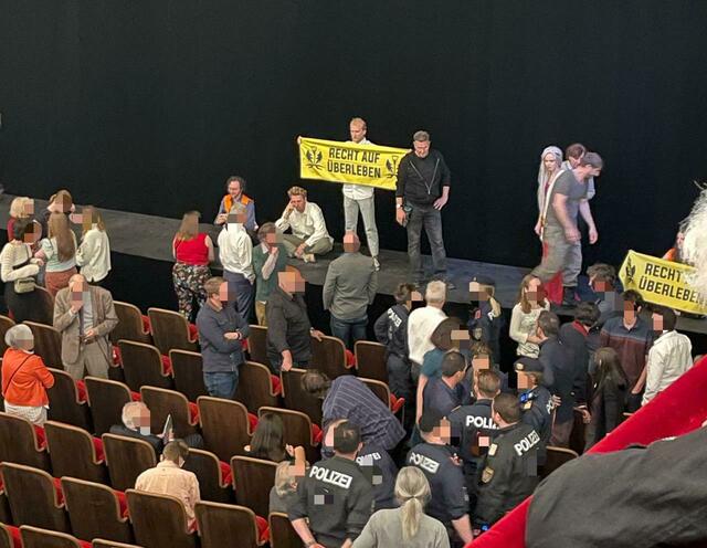 Am Donnerstagabend kam es erneut zu einer Störaktion von Klimaaktivistinnen und -aktivisten. Dabei hatten sie es dieses Mal nicht etwa auf den Straßenverkehr abgesehen. | Foto: Letzte Generation AT