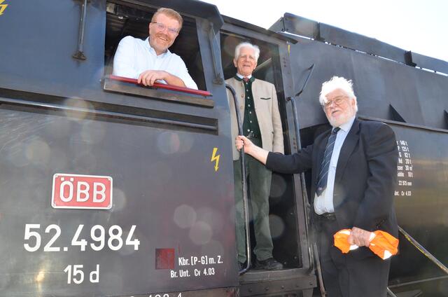 Bürgermeister Harald Bergmann und Co. auf der Dampflok. | Foto: Oblak