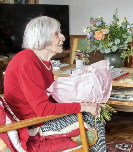 Über Blumen und Schokolade kann sich die Jubilarin besonders freuen. | Foto: IKM/Bär