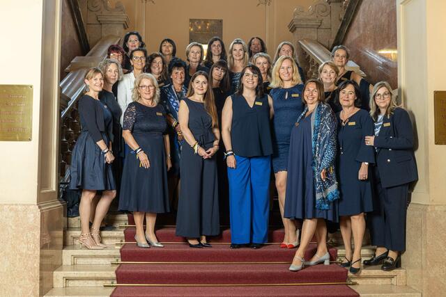 Die 27 Frauen aus unterschiedlichen Berufsfeldern des neu gegründeten Soroptimist Club International Linz Libertas wollen mit dem neuen Serviceclub Frauen in Veränderungsprozessen mit Stipendien unterstützen. | Foto: Herbert Resch