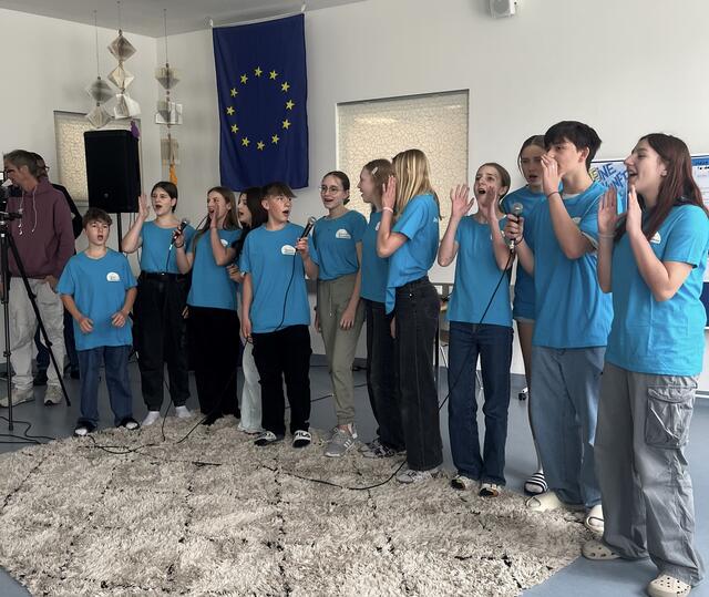 Zur Begrüßung ließen die Schülerinnen und Schüler der 4A- und 4B-Klasse mit dem schwungvollen englischen Rap „EU-ROPA“ aufhorchen. | Foto: Graßegger