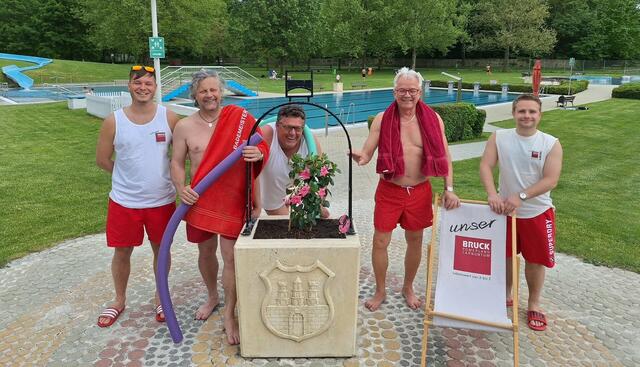 Auch Bürgermeister Gerhard Weil und Stellvertreter Roman Brunnthaler haben sich in die Badehosen "geschmissen". | Foto: SP Bruck