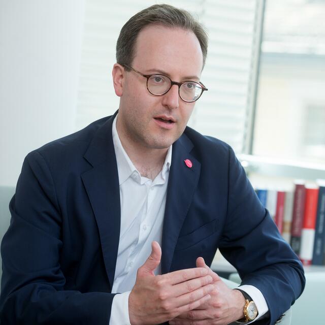 Dominik Oberhofer, Klubobmann der NEOS in Tirol, übt nach einem Immobilien-Verkauf in der Wildschönau massive Kritik am TVB-Obmann Kostner.  | Foto: NEOS