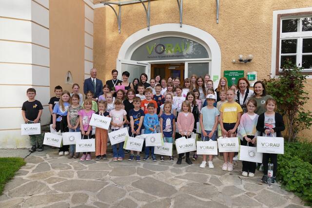 Die Buben und Mädchen mit Bgm. Patriz Rechberger, Propst Bernhard Mayrhofer, Sarah Bauernhofer, LR Simone Schmiedtbauer, Direktorin Karoline Kolb und den Schülerinnenn und Lehrerinnen vor der LFS Vorau | Foto: Putz
