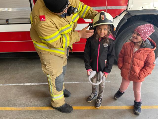 Der Feuerwehrhelm sitzt (fast) perfekt. Die Mädchen durften die Ausrüstung der Freiwilligen Feuerwehr Schwarzach anprobieren. | Foto: Pfarrkindergarten Bischofshofen