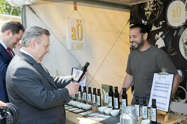 Bürgermeister Michael Ludwig (SPÖ, mitte) und Landwirtschaftsminister Norbert Totschnig (ÖVP, links) gustieren bei einem Stand mit verschiedenen Essigprodukten. | Foto: René Brunhölzl/RMW