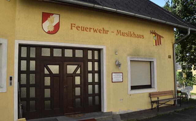 Nach dem Bau des neuen Feuerwehrhauses wird die Neuhauser Wehr das alte Gebäude (Bild) verlassen können. Die interimistische Leitung der Wehr durch Bürgermeisterin Monika Pock wird durch die anberaumte Neuwahl nicht mehr notwendig sein. | Foto: Martin Wurglits