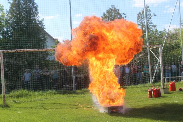 Eine Riesenflamme kann bei einem Küchenherdbrand entstehen. | Foto: arbes