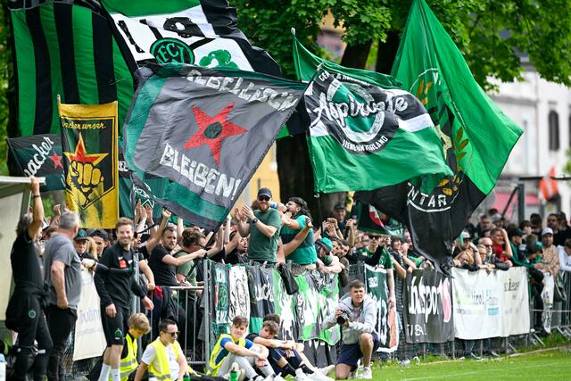 1.200 Zuseher auf der altehrwürdigen Fenner, die FC Wacker Innsbrucj Fans sorgen für Stimmung. | Foto: Daniel Schönherr