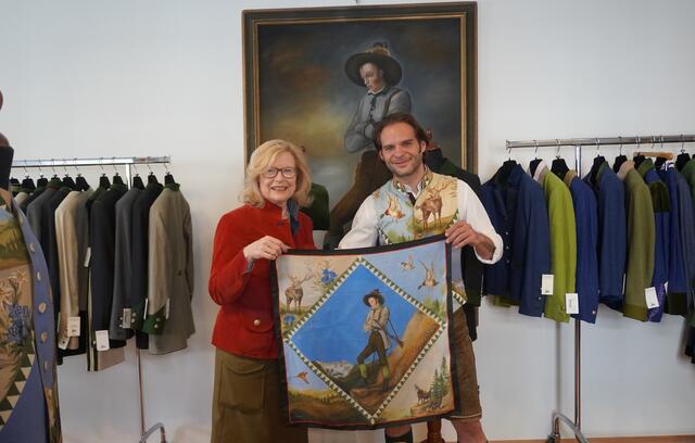 Brigitte und Paul Stajan präsentierten das Erzherzog Johann-Tuch im Stainzer "Krois-Haus". | Foto: Löschnig