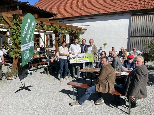 Landeskammerrätin Bettina Trapl, EU-Abg. Alexander Bernhuber, Kammerobmann Gemeinderat Gerhard Mörk, Bezirksbauernratsobmann Landtagsabgeordneter und Bürgermeister Otto Auer | Foto: Büro Bernhuber