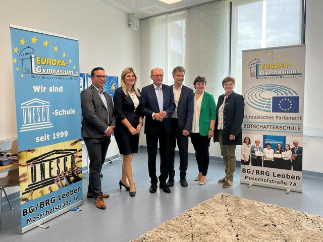 Schuldirektor Markus Steiner (3.v.r.) und EU-Beauftragte Gerlinke Lick (2.v.r.) freuten sich neben  Othmar Karas (3.v.l.) auch Ernst Führer, Alexandra Baumgartner und Birgit Sandler begrüßen zu dürfen.  | Foto: Graßegger