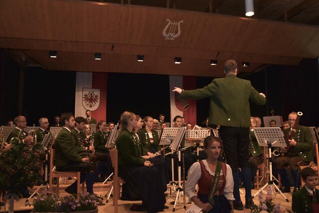 Die Musik der Senseler Musikkapelle Volders erzählte Geschichten von Liebe, Sehnsucht und Freude und berührte die Herzen der Zuhörer auf eine ganz besondere Weise.