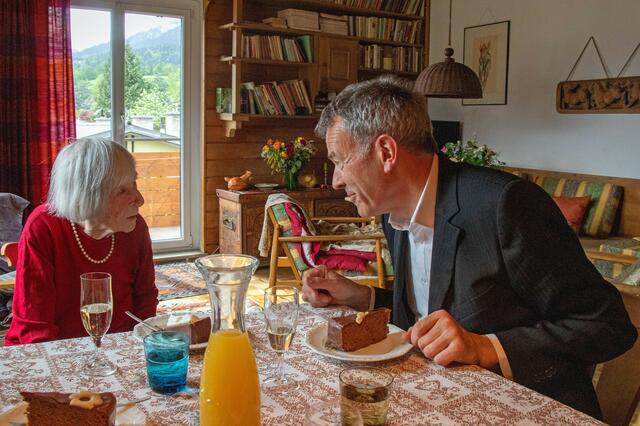 Elisabeth Millonig erzählt Georg Willi bei Sekt und Kuchen von ihrem Leben. | Foto: IKM/Bär