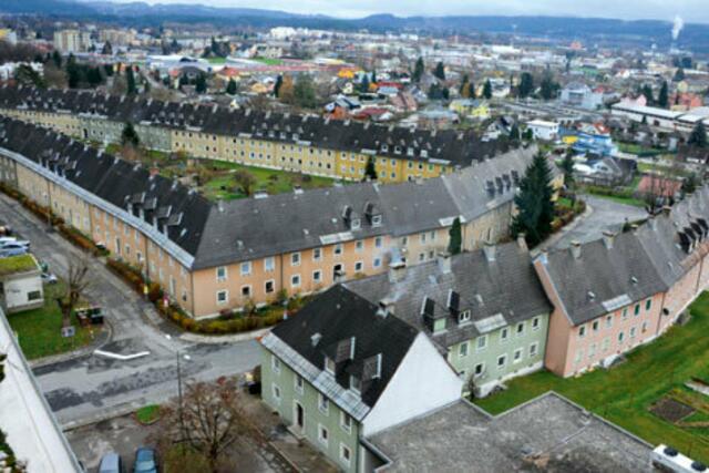 So kennen viele Villachs Neue Heimat im Bereich der Kanaltaler Straße von früher. Die Wohnblocks im Hintergrund haben bereits für moderne Gebäude mit mehreren Stockwerken Platz gemacht. | Foto: Stadt Villach