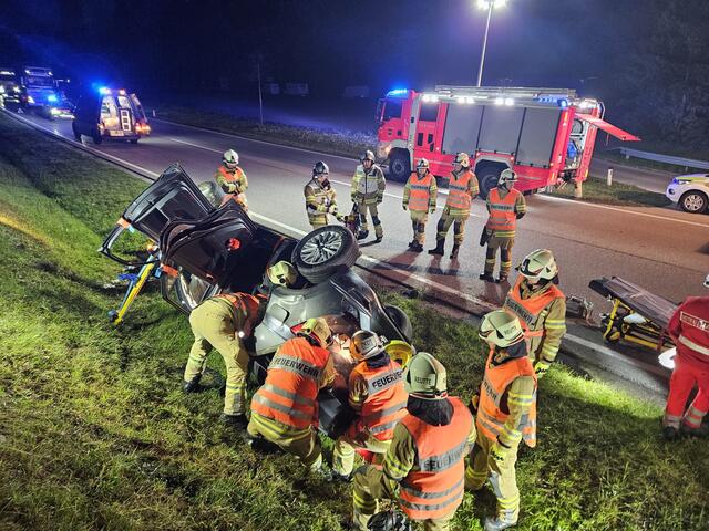 Ein Sekundenschlaf dürfte den Unfall ausgelöst haben, bei dem das Auto der 64-jährigen Deutschen von der Fahrbahn abkam. | Foto: Zoom Tirol