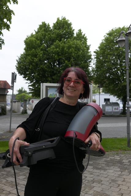 Stadträtin Andrea Kahofer mit defekter Kaffeemaschine und kaputtem Toaster. | Foto: Santrucek