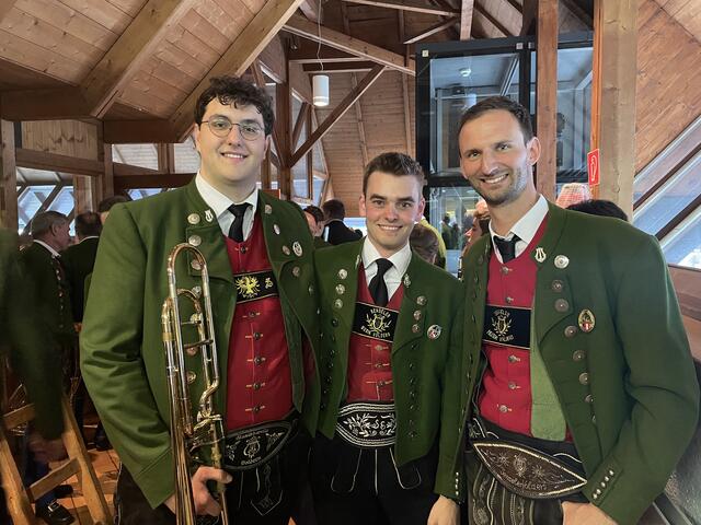 Leichte Nervosität vor dem Konzert: Gabriel, Simon und Thomas (Senseler Musikkapelle) | Foto: Kendlbacher