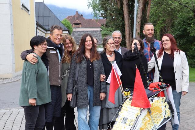 Rainer Juriatti (2.v.l.) wurde in Zams herzlich begrüßt. | Foto: Seelos