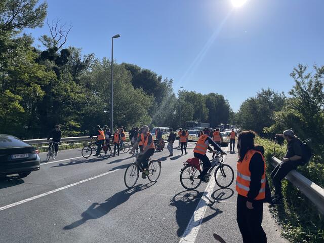 Dieses Mal nahmen Aktivistinnen und Aktivisten die A4 auf Höhe der Simmeringer Haide in Beschlag – mit Fahrrädern und anderen Fortbewegungsmitteln. | Foto: Letzte Generation AT