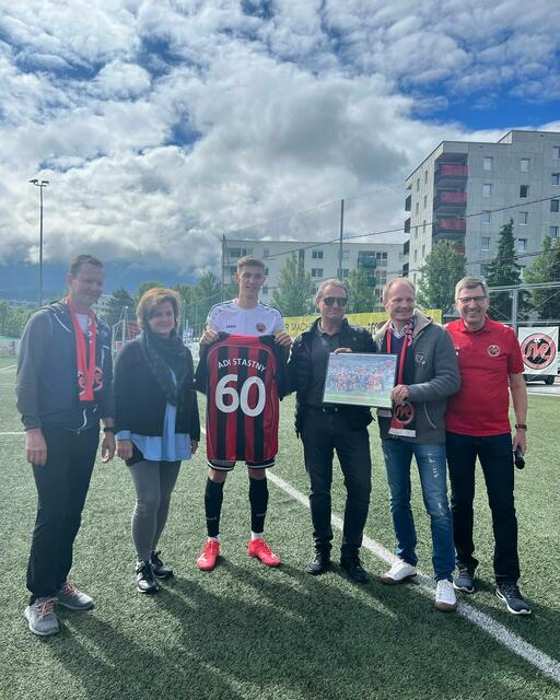 Vor dem Cup-Halbfinale gab es Glückwünsche für Adi Stastny. | Foto: SVG Reichenau