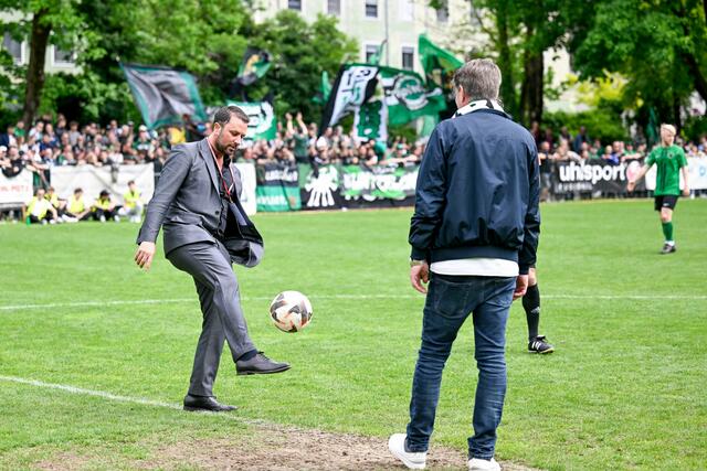 LHStv. Georg Dornauer legt beim Ehrenanstoss den Ball für FC Wacker Innbruck Präsidenten Hannes Rauch auf. | Foto: Daniel Schönherr