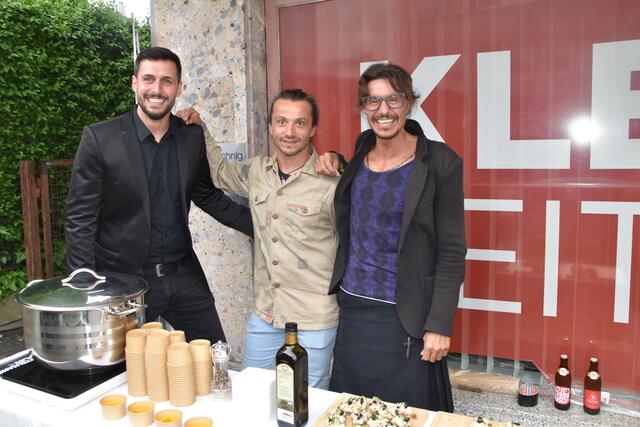 Für den kulinarischen Genuss sorgte das Team vom "Lebensmittelmarkt am Hauptplatz 11" um Ralph Koschier (rechts). | Foto: MeinBezirk.at