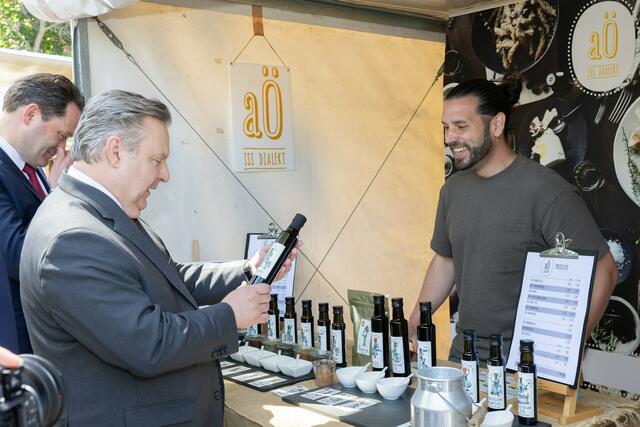 Bürgermeister Michael Ludwig und Landwirtschaftsminister Norbert Totschnig gustieren bei einem Stand mit verschiedenen Essigprodukten. | Foto: René Brunhölzl/RMW