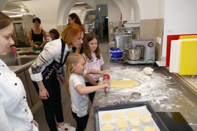 LR Simone Schmiedtbauer schaut den Kindern über die Schulter | Foto: Putz