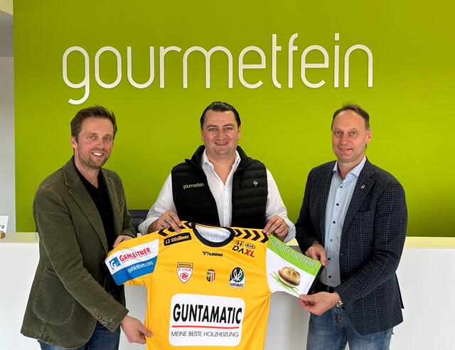 Thomas Gahleitner, Florian Hippesroither und SVR-Vorstandsmitglied Markus Bast. | Foto: SV Ried