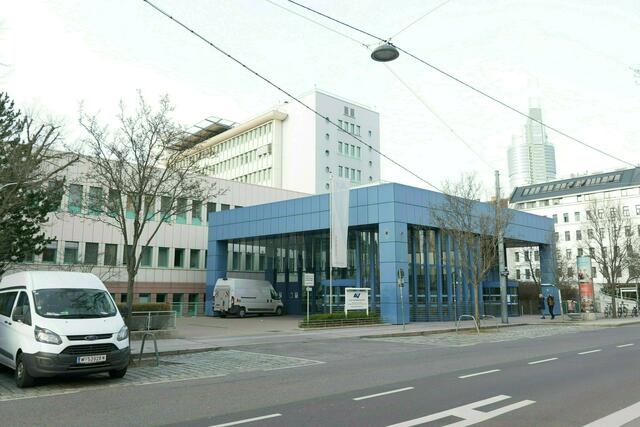 Das Containerspital wird beim Parkhaus gebaut und soll über einer Brücke mit dem bestehenden Lorenz Böhler verbunden werden. | Foto: Maximilian Spitzauer/RMW