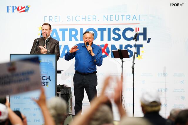 Harald Vilimsky (FPÖ, l.) und Hausherr Richard Lugner beim EU-Wahlkampfauftakt der Partei. Wenig später spricht die FPÖ von einem "Stinkbomben-Angriff". | Foto: EVA MANHART / APA / picturedesk.com