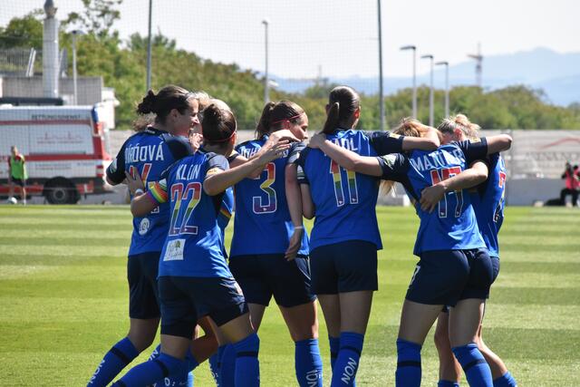 SKN St. Pölten-Spielerinnen bejubeln den dritten Treffer. | Foto: Michael Strini