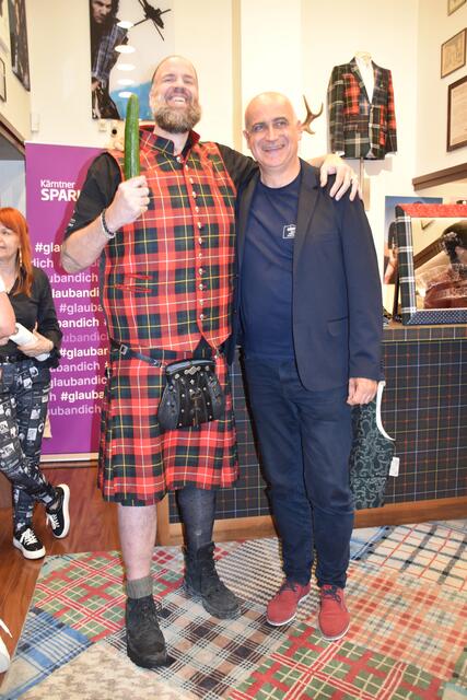 Kaum zu glauben - auf diesem Foto mit BIG ALEX wirkt Tourismus-Chef Georg Overs mit 2 Meter Kärpergröße fast schom klein. | Foto: MeinBezirk.at