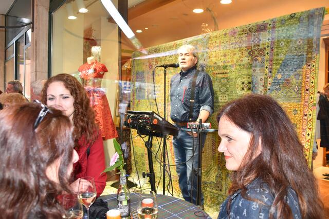 Der italienische Alleinunterhalter Inkognito führte im Schaufenster durch den Abend. | Foto: MeinBezirk.at