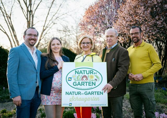 Landeshauptfrau Johanna Mikl-Leitner und Biogärtner Karl Ploberger mit Rudolf, Marie Therese und Anton Starkl vom Partnerbetrieb und Schaugarten. | Foto: NLK