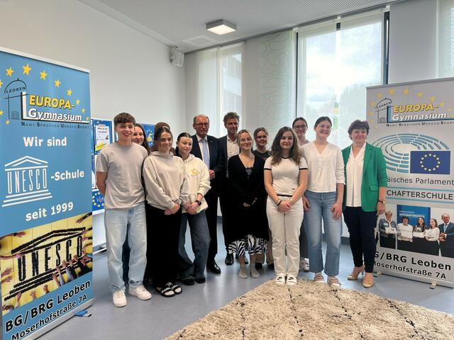 Die EU-Juniorbotschafterinnen und -botschafter freuten sich, einen wahren EU-Experten in ihrer Mitte zu haben. | Foto: Graßegger